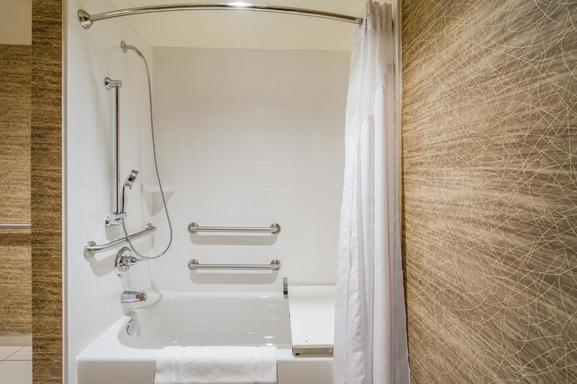 Standard King Room Accessible Tub Mobility Access,1416194868:JPEG